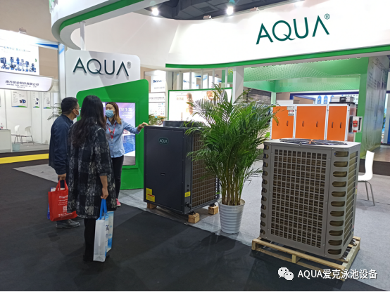 小猪视频免费下载高清工作人员在向参展观众介绍小猪视频免费下载高清热泵 小猪视频免费下载高清工作人员在向参展观众介绍小猪视频免费下载高清热泵