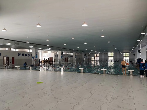 青龙山学校小猪视频在线观看下载免费污，同学们都很喜欢上游泳课