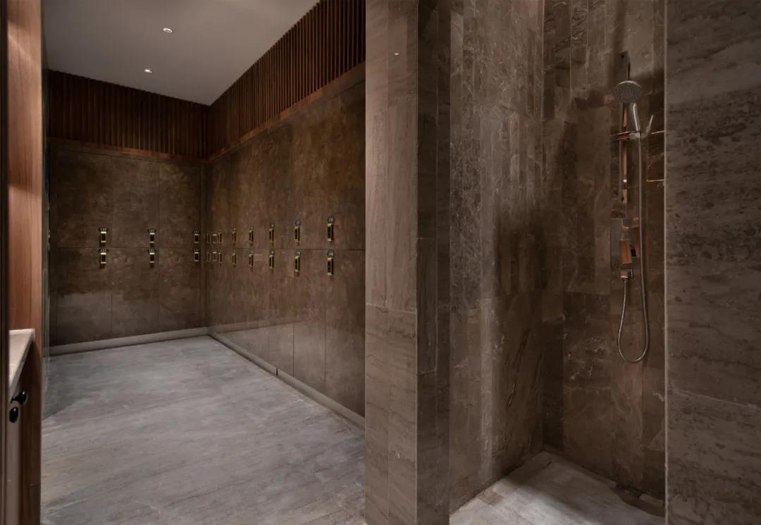 国惠大酒店游泳馆，配备更智能人性化的高端更衣室，以及宽敞洁净的独立隔间淋浴室。