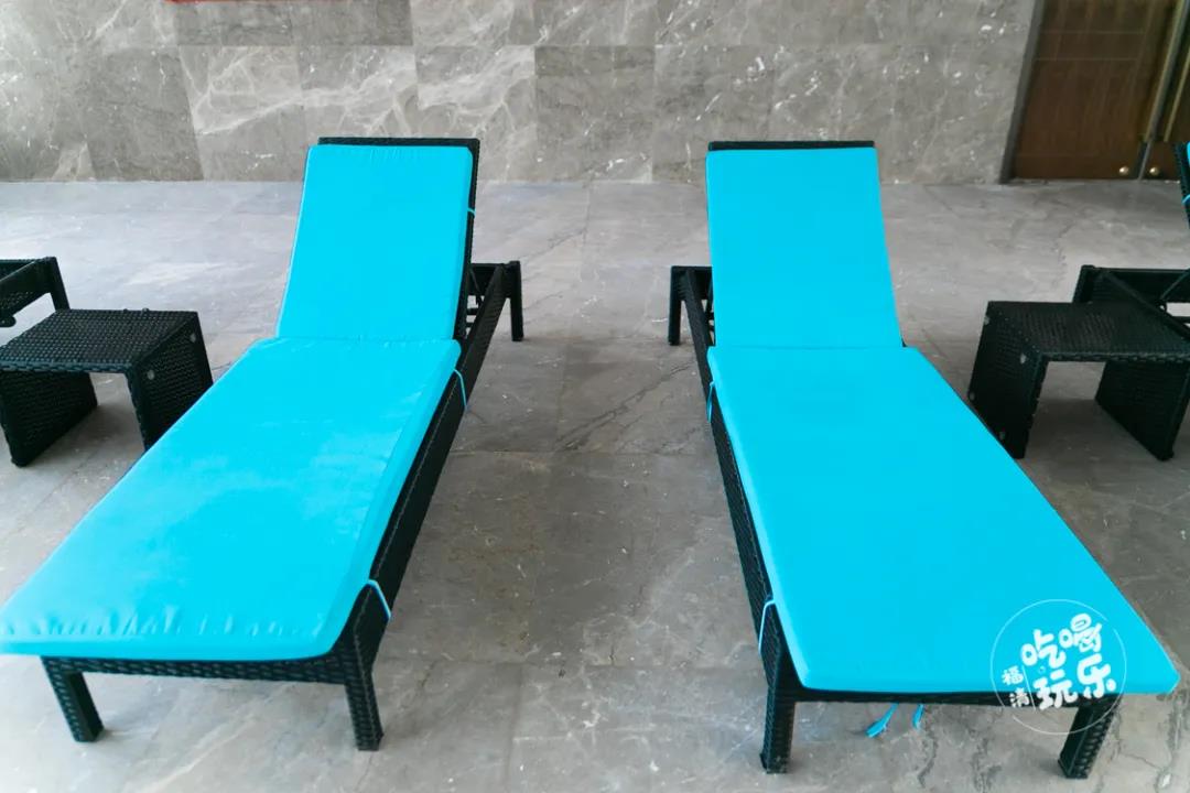 游累了，小猪视频在线观看下载免费污两侧还设有大量休闲座椅、躺椅，享受惬意片刻。