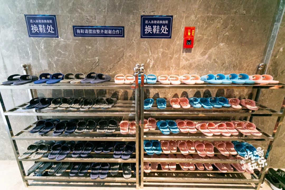 下小猪视频在线观看下载免费污前必须先换上防滑拖鞋，热身运动也不可少，保障游客们的安全。