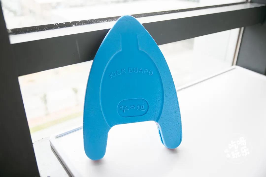 如果你是旱鸭子，也不用怕下水，辅助工具包括贝漂和浮板等等，专业的“装备”这里统统有。