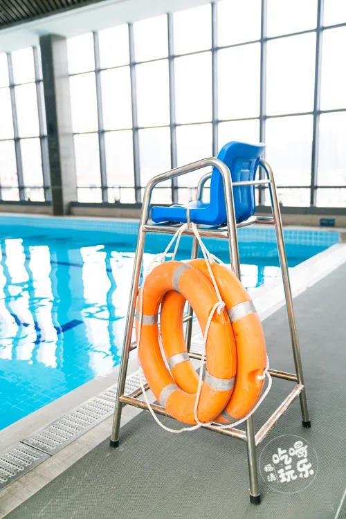 在游泳馆内，配有专业的救生员、教练员仔细巡视，时刻保证你的安全。