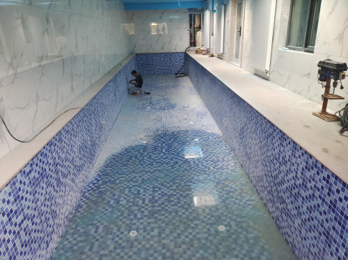 施工人员在安装小猪视频在线观看下载免费污水下灯